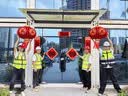 梦多福灯笼大门阳台挂的2026大红灯笼春节新年结婚婚礼装饰led灯植绒布 平安珠100#+LED光源【流苏福字】 一对装 实拍图
