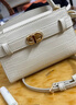 CHARLES&KEITH鳄鱼纹凯莉包手提斜挎婚包包女包生日情人节礼物CK2-50270880-1 Ivory象牙色 S 实拍图