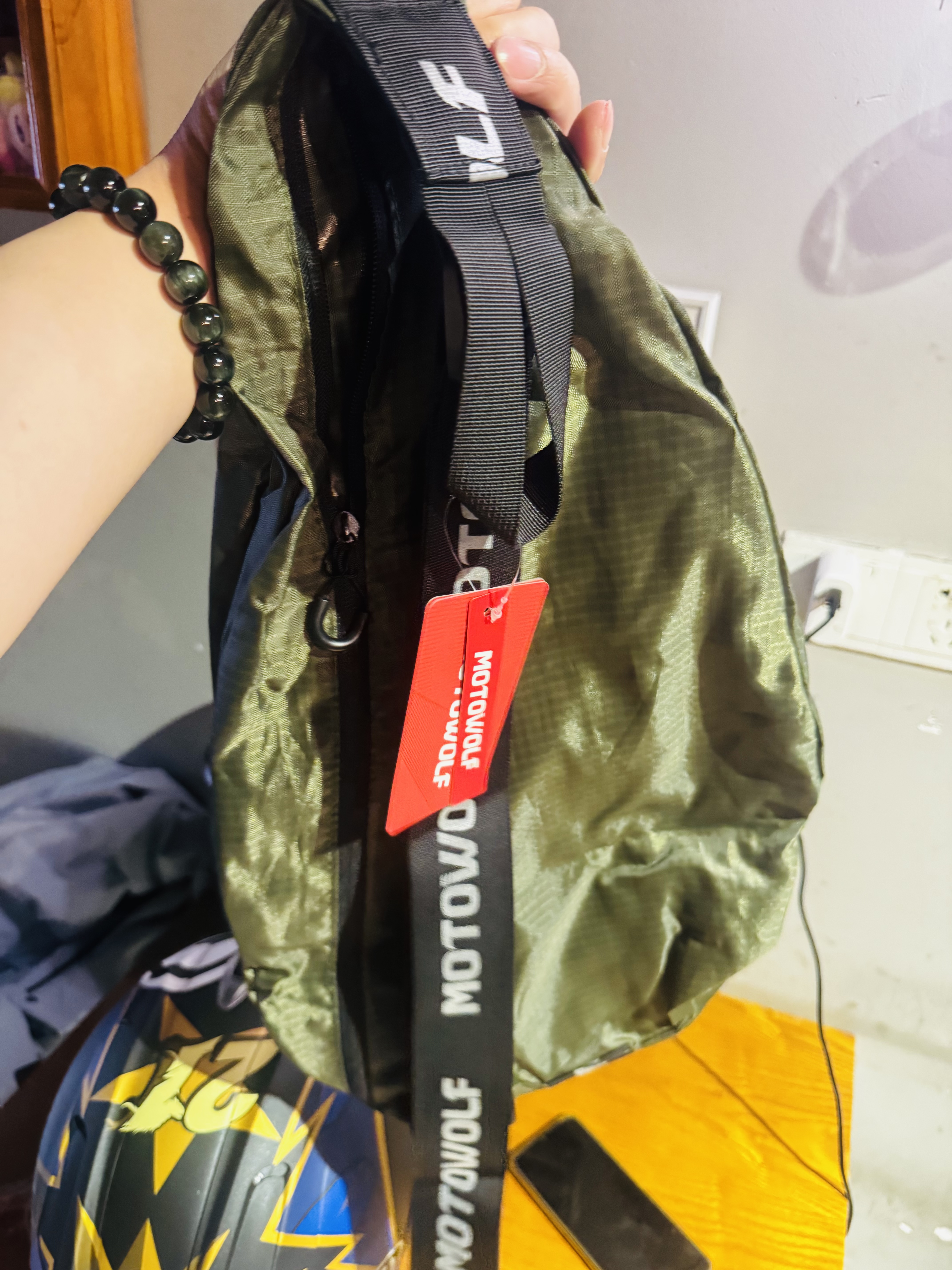 摩多狼（MOTOWOLF）摩托车头盔包便携背包收纳袋网兜置特机车电动车通勤背包 实拍图