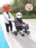 凯莱宝轮椅折叠老人超轻便旅行便携式手动铝合金手推车可上飞机残疾康复 6轻便推行款+脚踏可调+人体学扶手+蜂窝大轮 实拍图