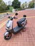 绿源（Luyuan）电动摩托车 【向往的生活推荐】旋风续航73km-6块铅酸电池-1200W电机液压减震29L大容量座桶灰 实拍图