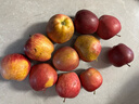2025年现摘现发甘肃天水花牛苹果新鲜红蛇果粉面生鲜脆甜多汁A14 带箱3斤  果径65-70mm 实拍图