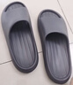 京东京造【泡泡云】踩屎感厚底轻盈防滑外穿拖鞋新款拖鞋男士 灰色42-43 实拍图