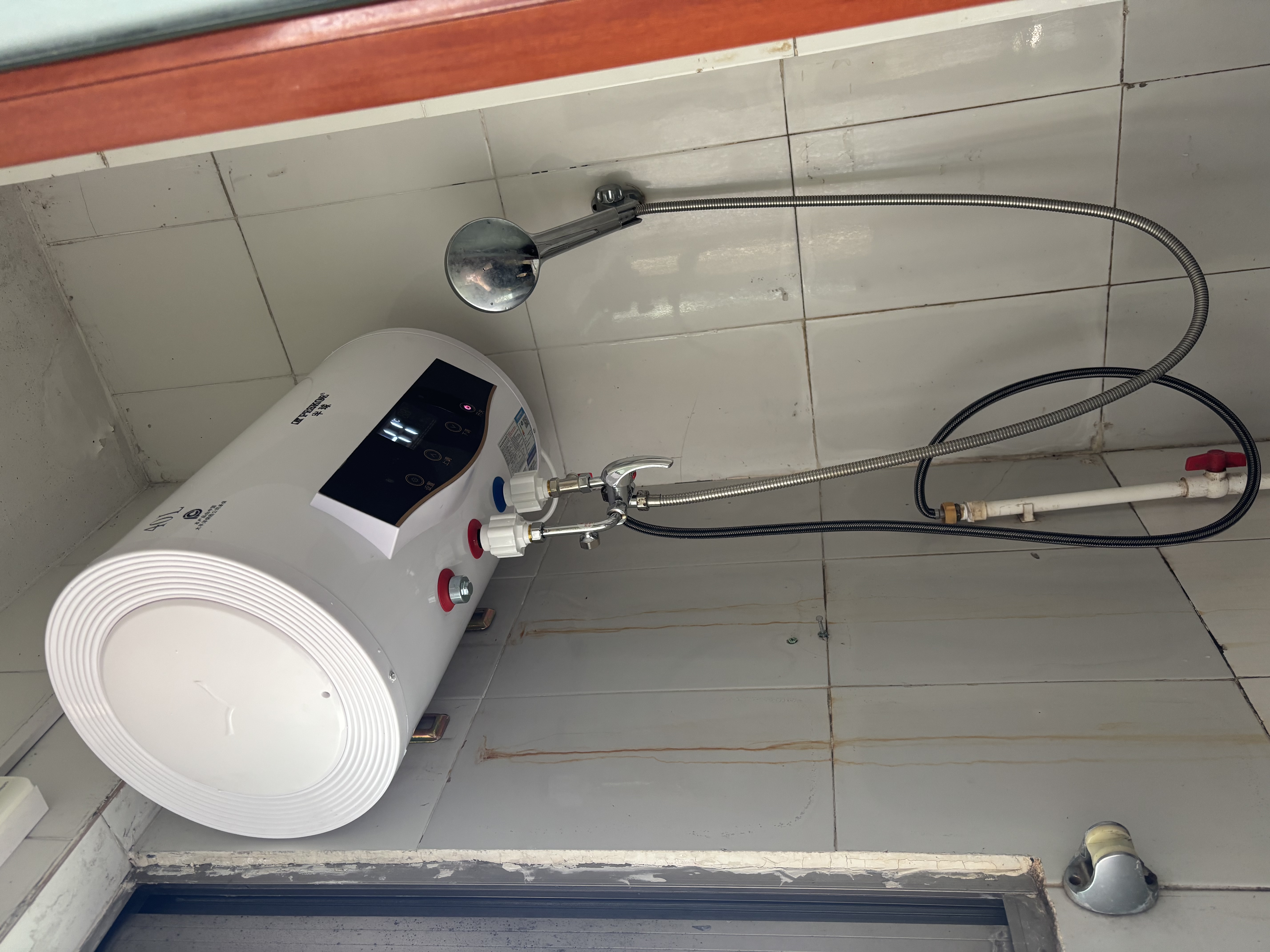 半球【新款速热 】热水器电热水器家用储水式2200W速热一级能效热水器储水式出租房卫生间 40L 2200W 智能触控大彩屏+一级能效 自行安装 实拍图