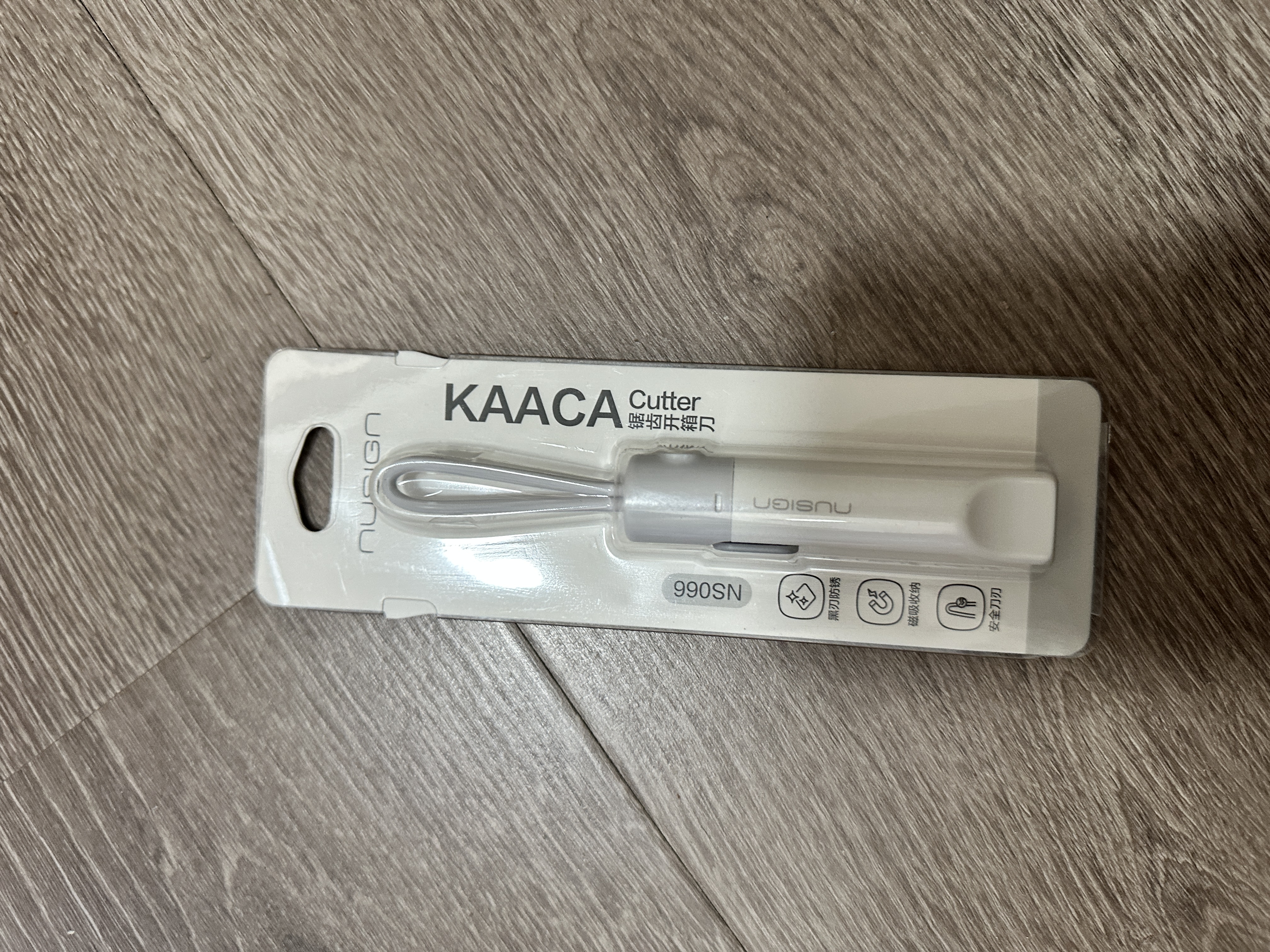 得力（deli）美工刀快递刀开箱小刀黑刃防锈 学生锯齿裁纸刀不伤手可水洗拆快递神器 可磁吸自锁 NS066白色 实拍图