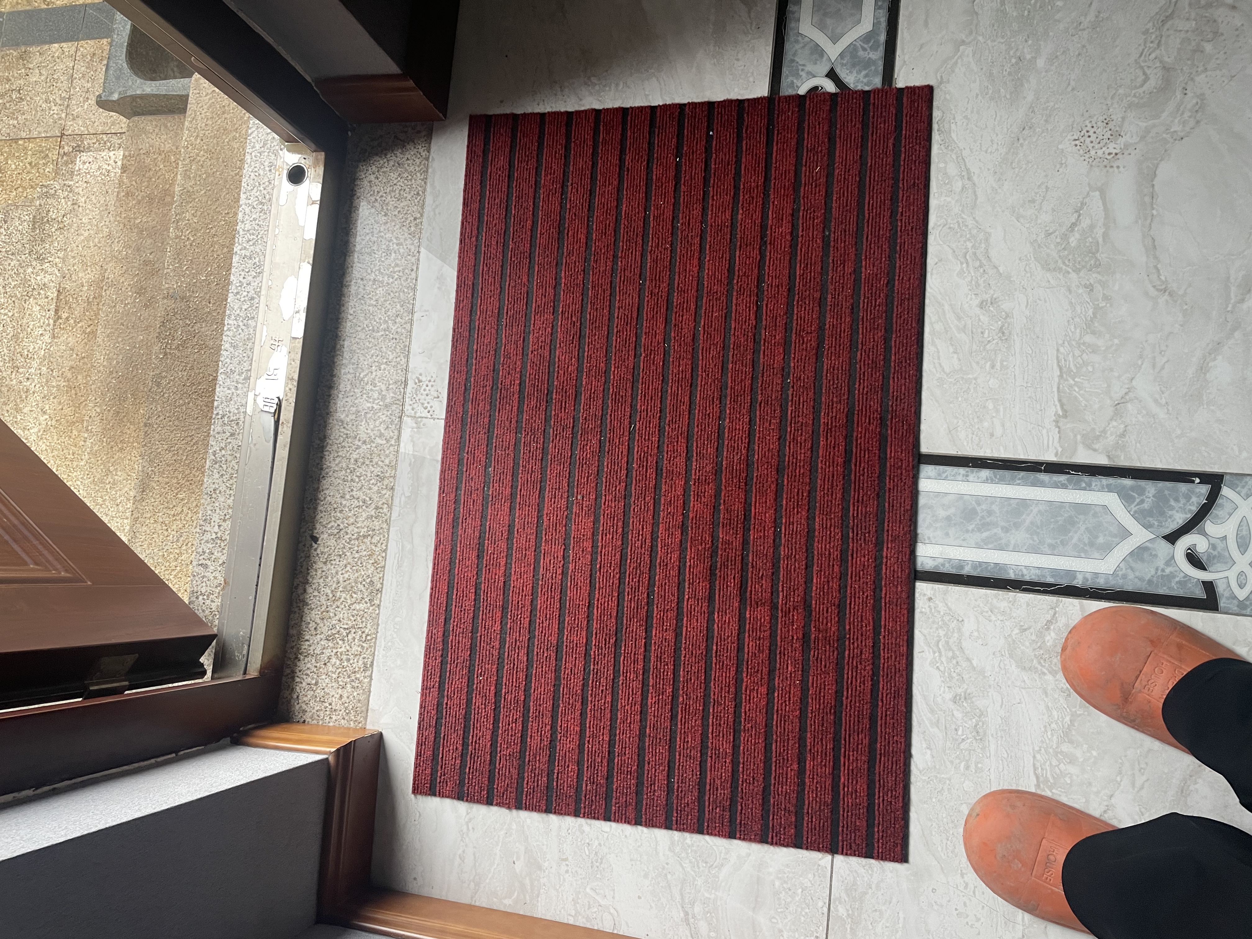 品歌地垫入户门垫进门脚垫家用可裁剪厨房防滑垫子玄关条纹地毯 七条纹-酒红色【橡胶底】 60*90cm【通用进门垫】 实拍图