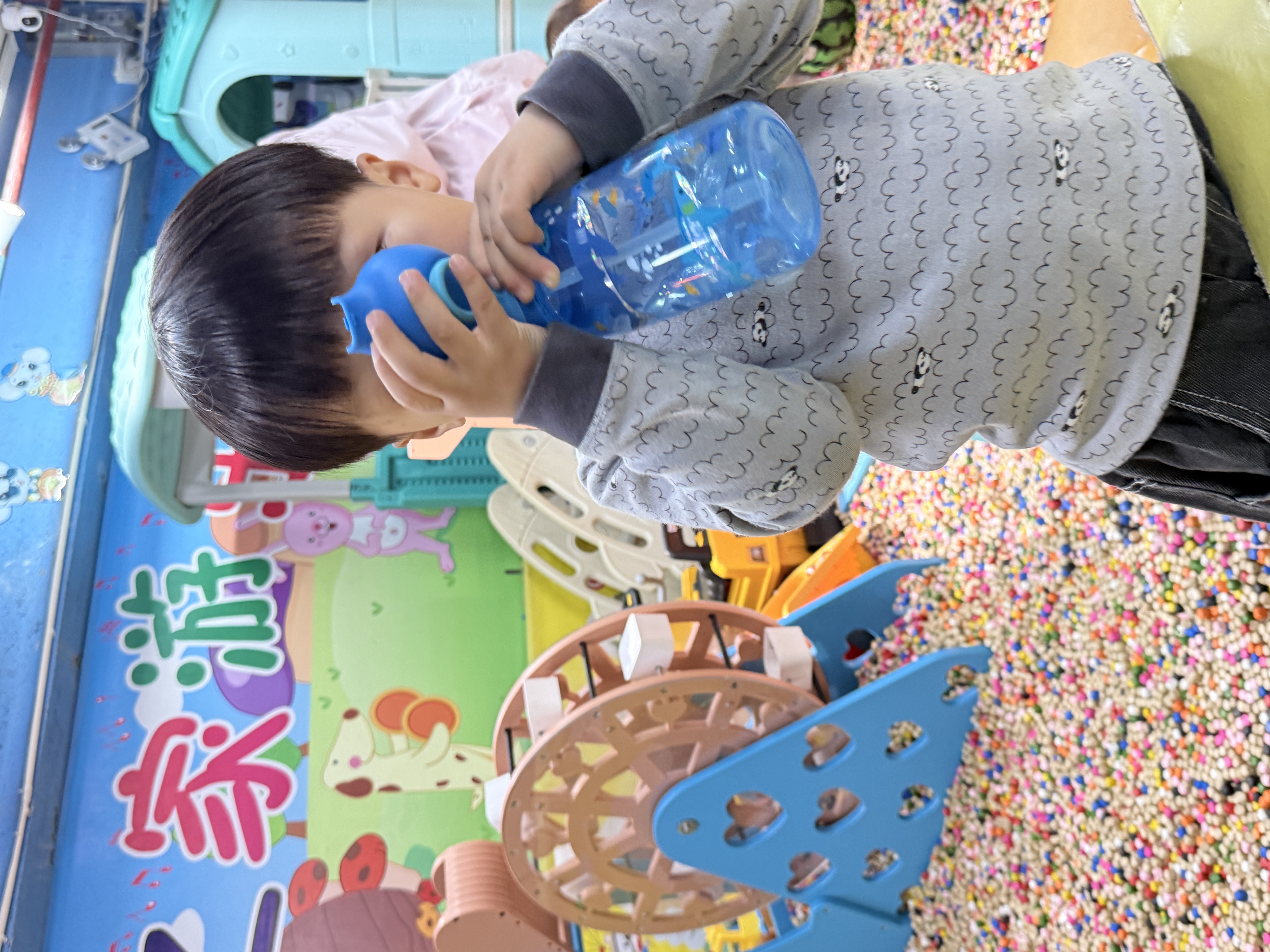 努比（Nuby）新品闪亮轻巧大容量运动水杯便携儿童吸管杯 闪亮鲨鱼 415ml 实拍图