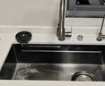 奈田（NTNO）厨房水槽大单槽洗菜盆一体盆304不锈钢加厚5.0压纹耐磨集渣洗碗槽 枪黑集渣大单槽+三挡抽拉龙头 75*46cm【台控下水-加厚5.0】 实拍图