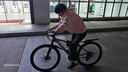 金武端自行车成人山地车公路赛车单车骑行变速超轻越野中学生初中青少年 顶配版-辐条轮-黑白色 26寸21速 实拍图