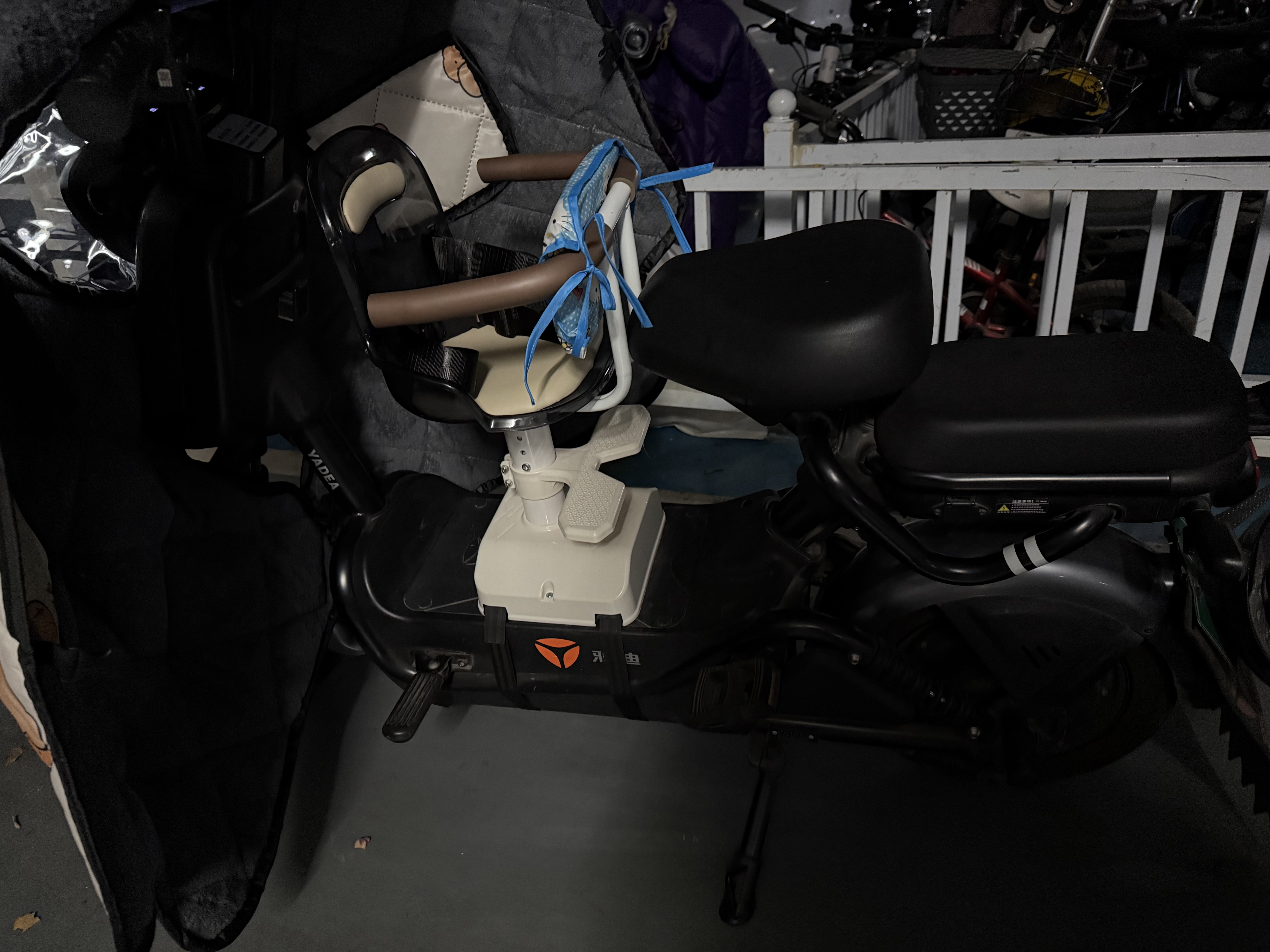 费林斯曼电动车儿童座椅前置电瓶摩托车坐椅电车通用安全宝宝婴儿小孩坐凳 白色围栏款儿童座椅 捆绑式 8个月-3岁 捆绑器+安全带+防撞垫 实拍图