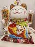 吉猫堂招财猫摆件开业大号自动摇手店铺前台家居客厅装饰发财猫送礼礼品 32CM高【招财大锦鲤】当次日达 【礼盒+坐垫+围脖】电池插电两用 实拍图