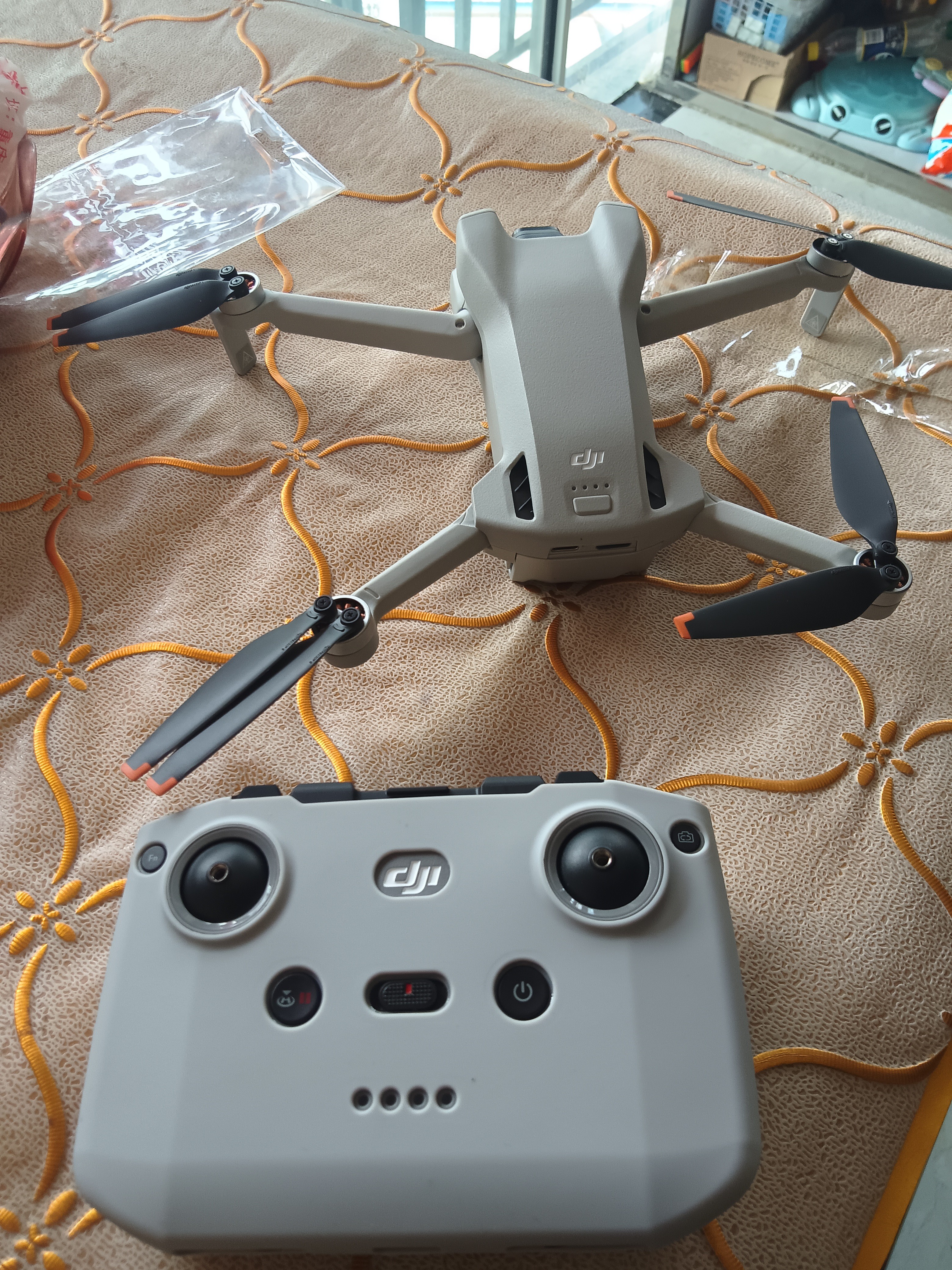 大疆（DJI）Mini 3 入门优选航拍无人机 迷你续航飞行器 适配高清带屏遥控器 智能高清拍摄 Mini 3 标准双电+128G卡礼包 官方标配（不含随心换） 实拍图