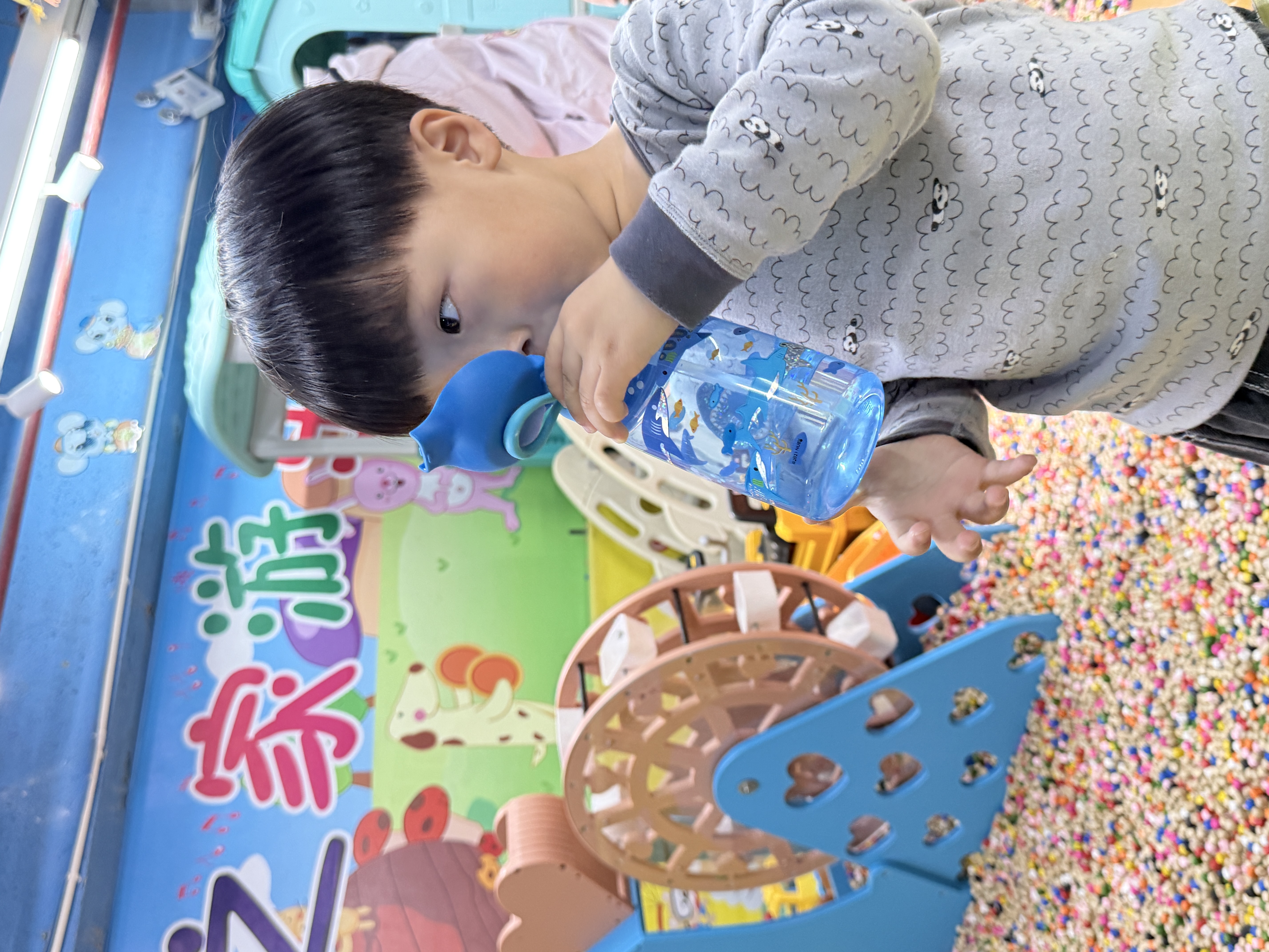 努比（Nuby）新品闪亮轻巧大容量运动水杯便携儿童吸管杯 闪亮鲨鱼 415ml 实拍图
