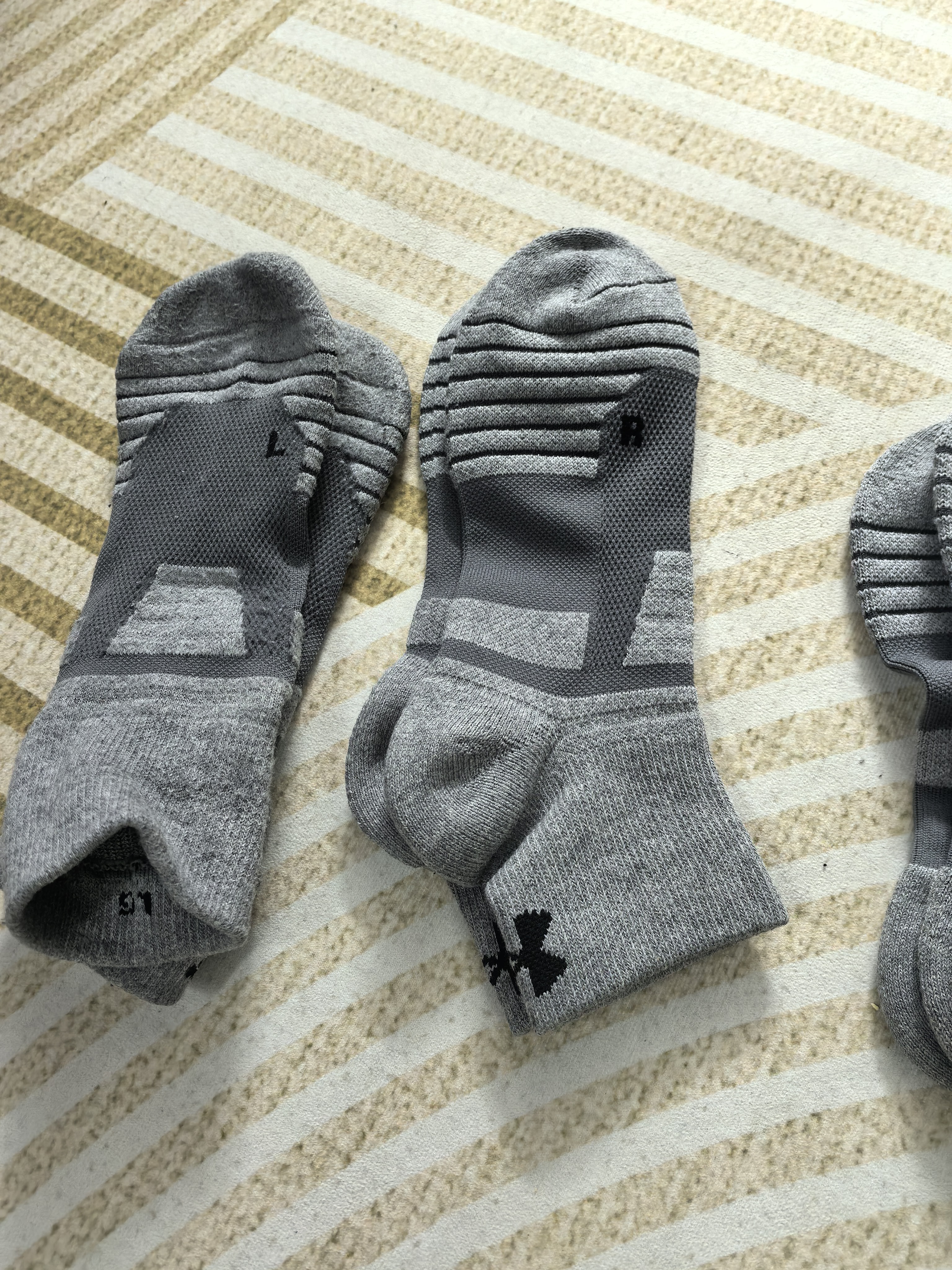 安德玛（Under Armour）短筒运动袜(3双) 短袜跑步骑行羽毛球袜防臭吸汗四季篮球袜灰色L 实拍图