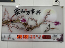 康巴丝（Compas）数码万年历2026款卫星自动对时万年历钟客厅电子挂钟夜光日历表 冰晶-家和梅花 37英寸卫星彩灯款95*55厘米 实拍图