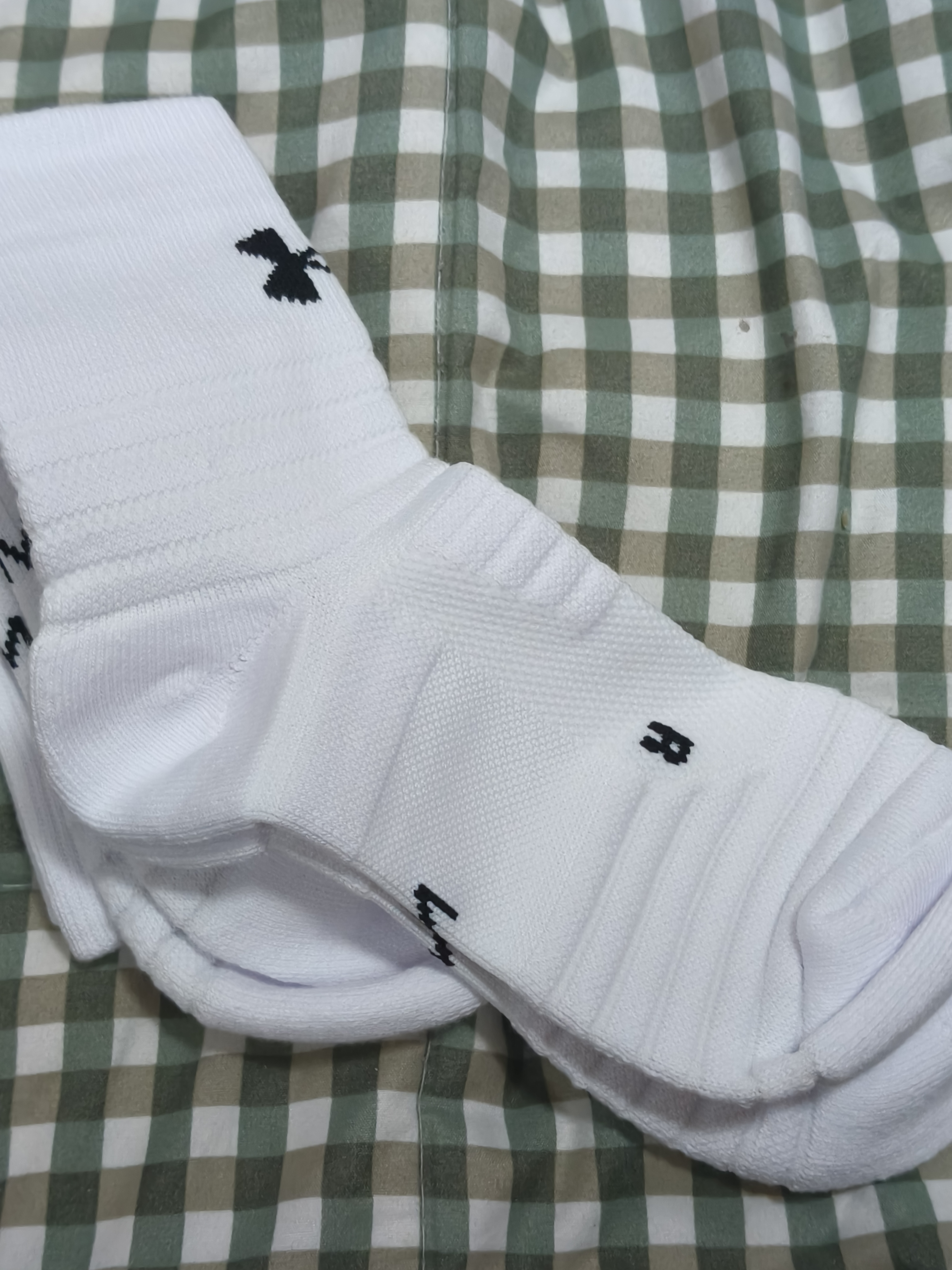 安德玛（Under Armour）运动袜(3双装)中筒跑步足篮球羽毛球吸汗运动袜子冬季男女 白色M 实拍图