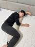 DEATKN德国长条抱枕夹腿睡觉男生床上侧睡专用成人睡眠男士抱抱枕圆柱 【升级内衬】【四季款·助眠舒睡枕】可拆洗【棕色】 19cm*150cm 含枕芯 1.5米直径：身高170-190cm 实拍图