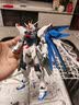 万代（BANDAI） 高达模型 mg  1/100 敢达模型拼装玩具 机甲机器人金刚玩具 MG 自由高达 2.0 实拍图