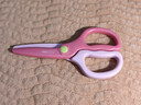 得力（deli）儿童剪刀全树脂剪子手工小学生剪刀安全圆头美工小剪刀文具一年级幼儿园3-6岁 粉色6067 实拍图