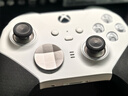 微软（Microsoft）Xbox无线游戏手柄 Elite 2精英2代二代 白色青春版 无线控制器 蓝牙 PC/平板/手机 Steam 明末 实拍图