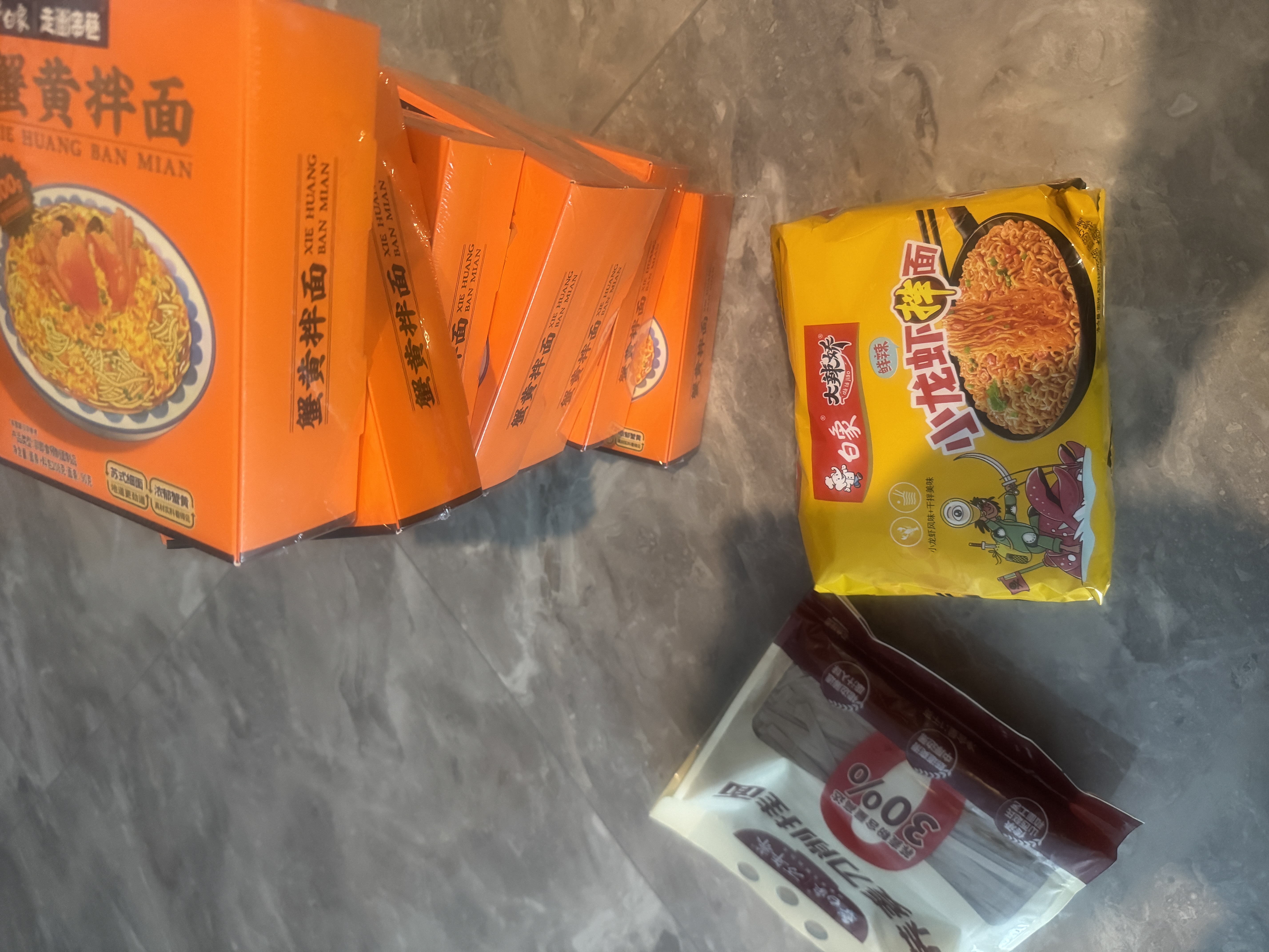 白象 蟹黄拌面 当季新鲜蟹黄 非油炸 方便 速食 拌面 盒装泡面 蟹黄拌面4盒+小龙虾拌面5袋 共1472g 实拍图