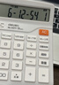 得力（deli）12位数通用语音计算机 桌面语音计算器 财务办公用品 837Y浅灰 新老混发 实拍图