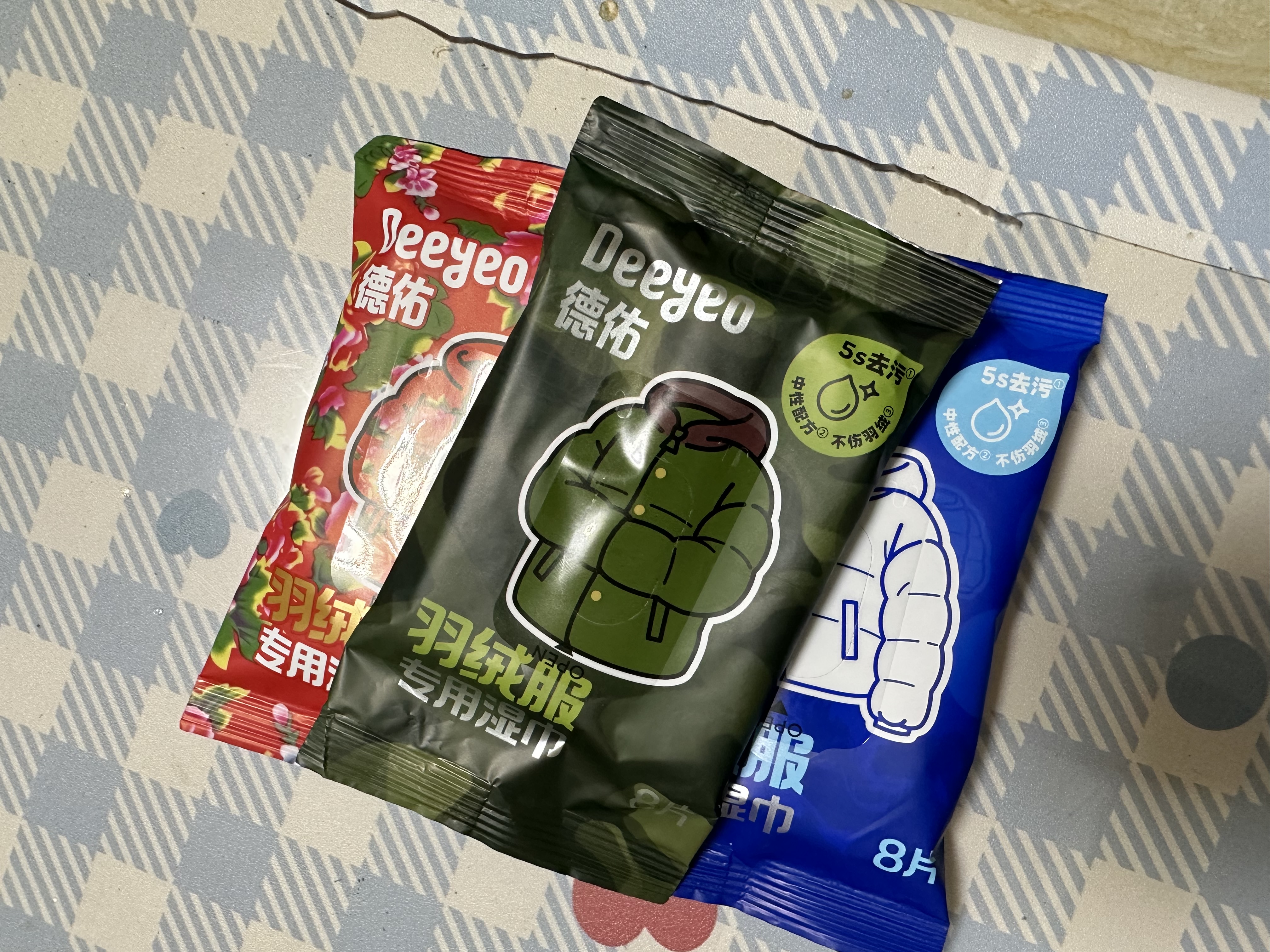 德佑清洁湿巾羽绒服湿巾擦鞋小白鞋湿纸巾免洗去污渍强效去污功能湿巾 【新款升级】羽绒服湿巾8片*3包 实拍图