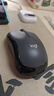 罗技（Logitech）M220 轻音鼠标 无线鼠标 办公鼠标 对称鼠标 带无线微型接收器 灰黑色 实拍图