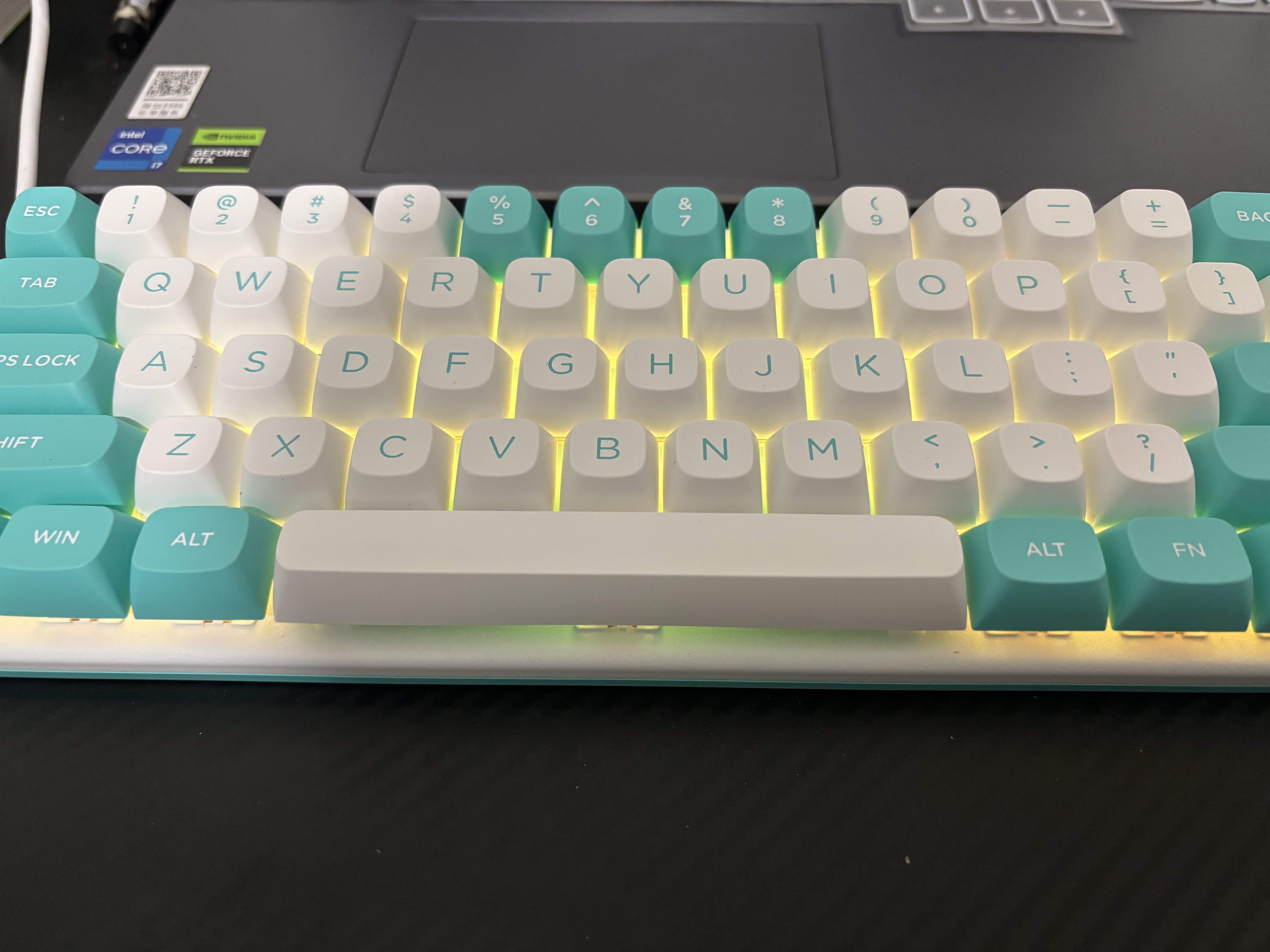红龙（REDRAGON）M61有线磁轴机械键盘 8K回报率 RT键盘 可调节键程 RGB背光 61键电竞游戏键盘 实拍图