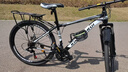 金武端自行车成人山地车公路赛车单车骑行变速超轻越野中学生初中青少年 旗舰版-辐条轮-黑白色 26寸24速 实拍图