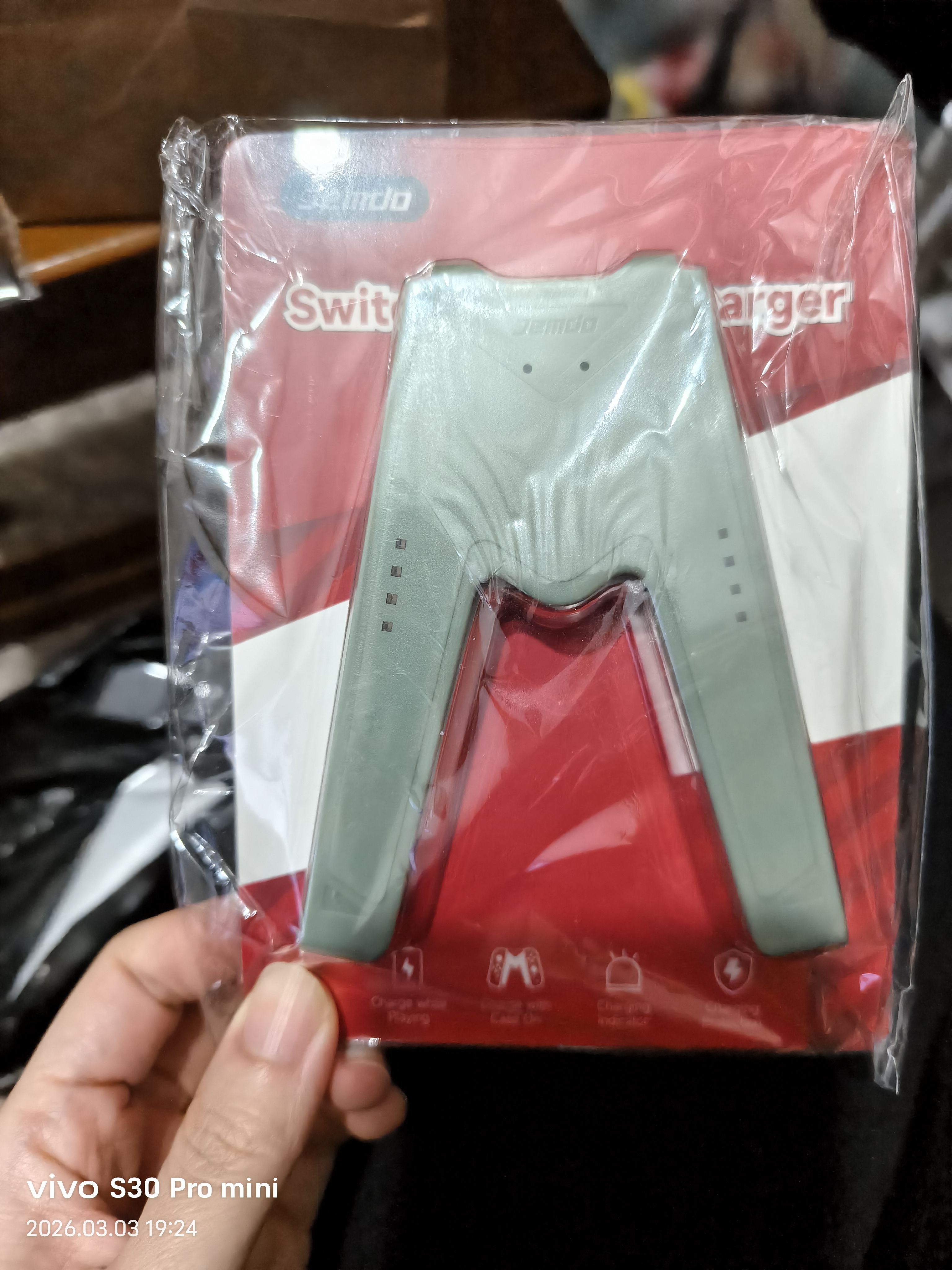 Jemdo适用于任天堂SwitchJoy-con手柄握把充电器手柄充电握把配件边充边玩不伤手柄支持NS/OLED带壳使用 实拍图