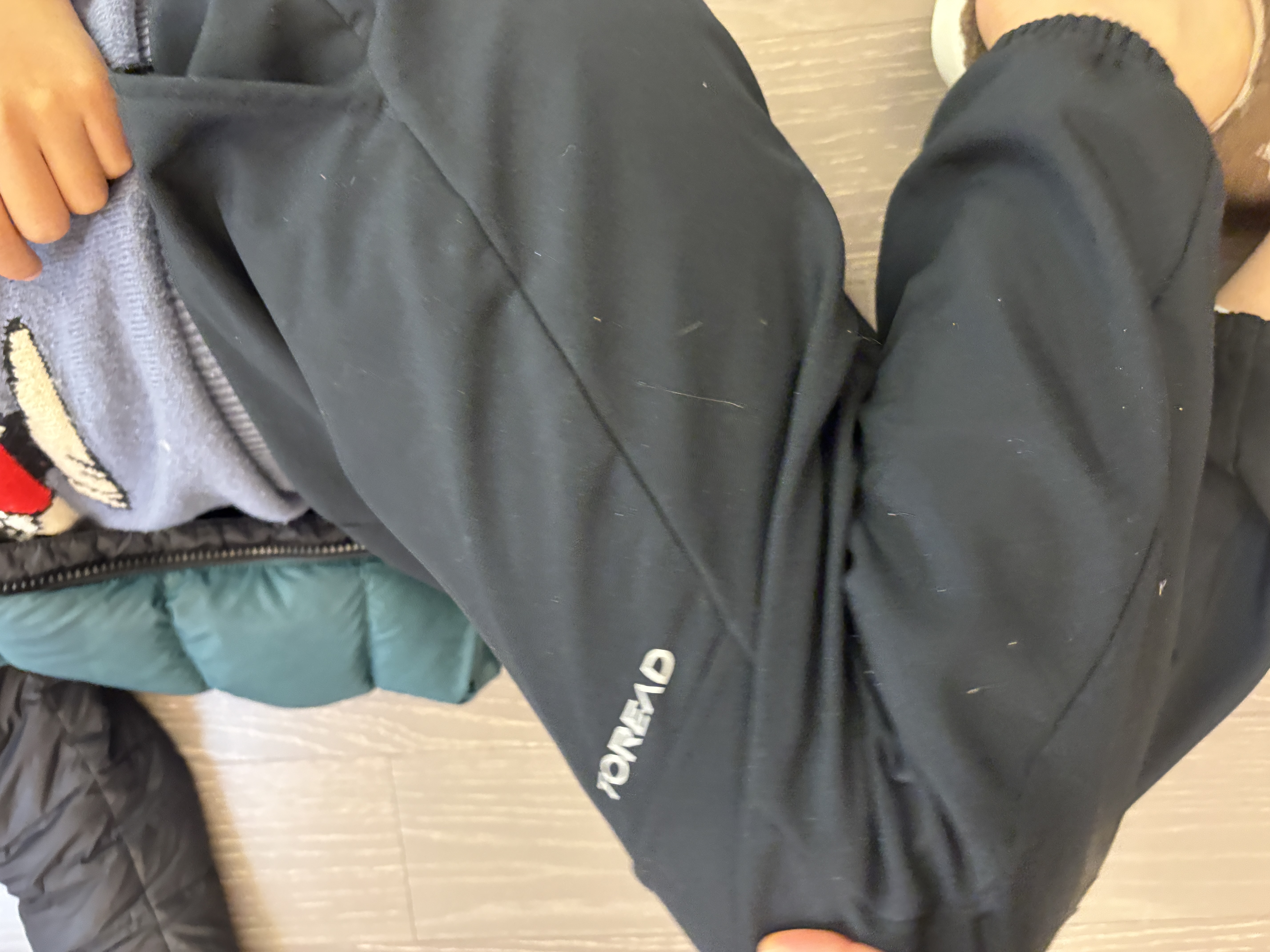 探路者（TOREAD）男女童裤子 秋冬季款童装儿童运动休闲软壳裤QAMMBN95686 暗夜黑 140 实拍图