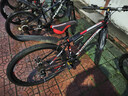 金武端自行车成人山地车公路赛车单车骑行变速超轻越野中学生初中青少年 顶配版-辐条轮-黑红色 27.5寸21速 实拍图