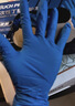 英科医疗（INTCO）一次性手套100只S码丁腈加厚款食品级家用工业实验室日常加厚耐用 实拍图