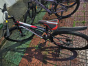 金武端自行车成人山地车公路赛车单车骑行变速超轻越野中学生初中青少年 顶配版-辐条轮-黑红色 27.5寸21速 实拍图