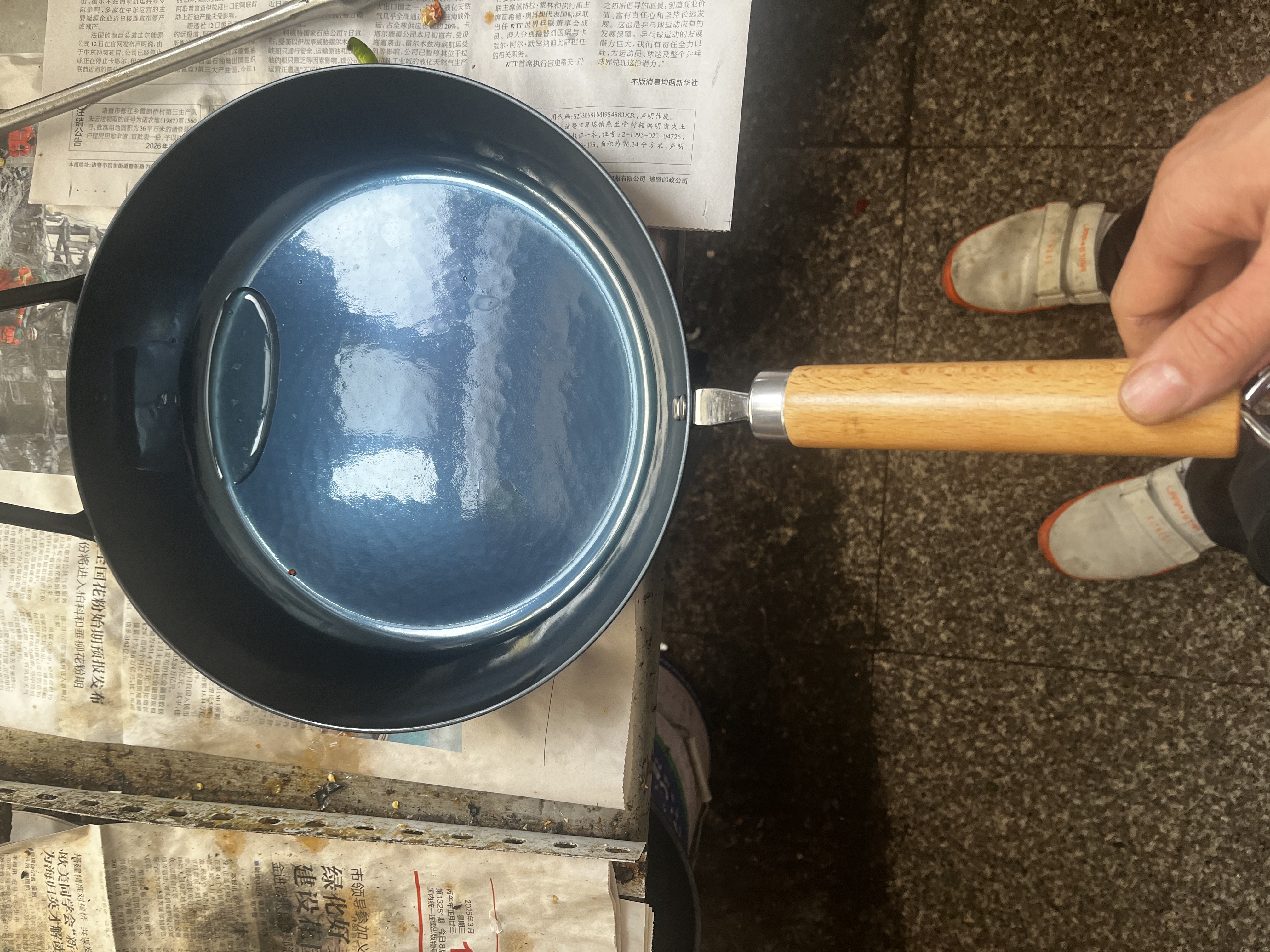 臻三环铁锅平底煎锅烤肉煎锅无涂层不易粘锅小平底锅辅食厨具 烤蓝木把加耳 28cm 实拍图