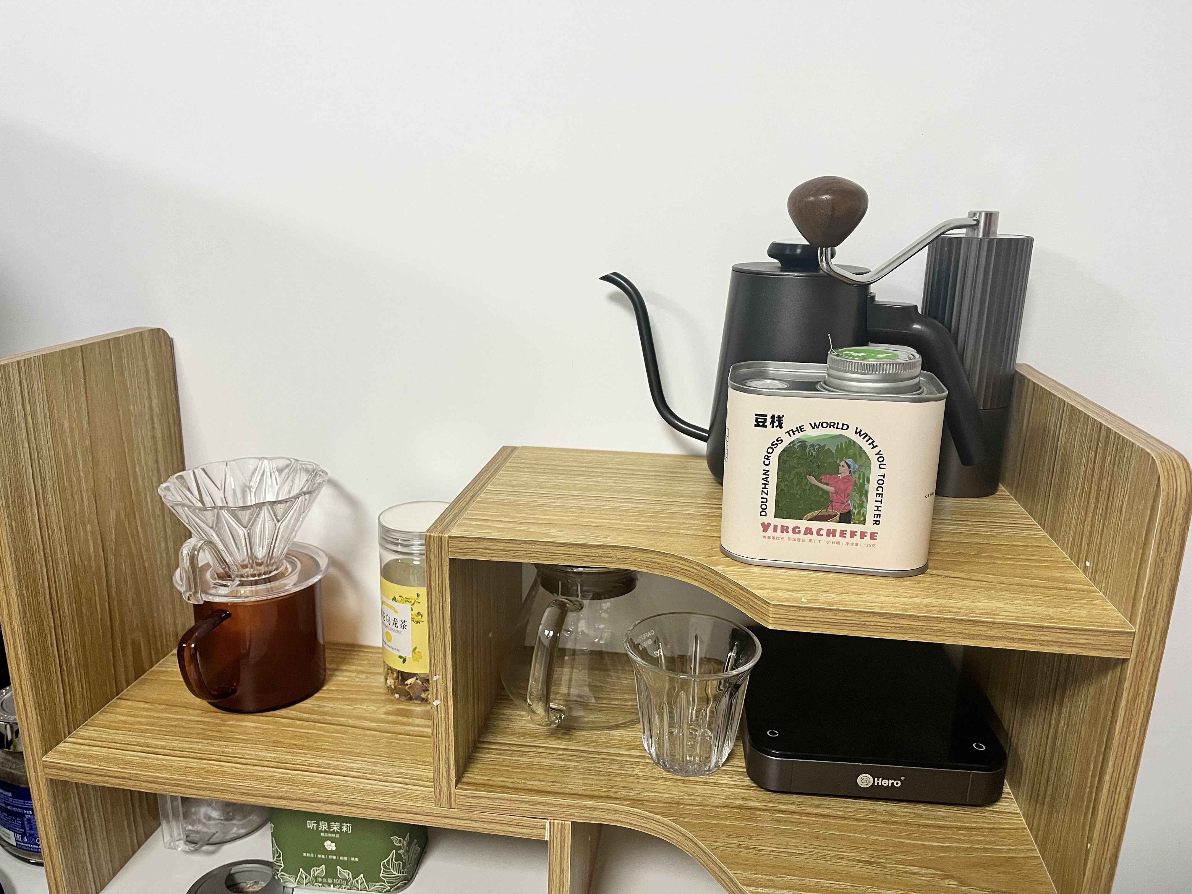 耐家（Naijia）桌上书架桌面置物架办公桌收纳架宿舍好物学习桌多层小层架分层架 黄杉木转角左款30CM 灵活伸缩 收纳有道 实拍图