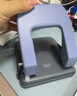 得力（deli）【超级爆款】活页打孔器打孔机活页扣两孔全金属小型a4活页本凭证装订机装订夹条  颜色随机0104 实拍图