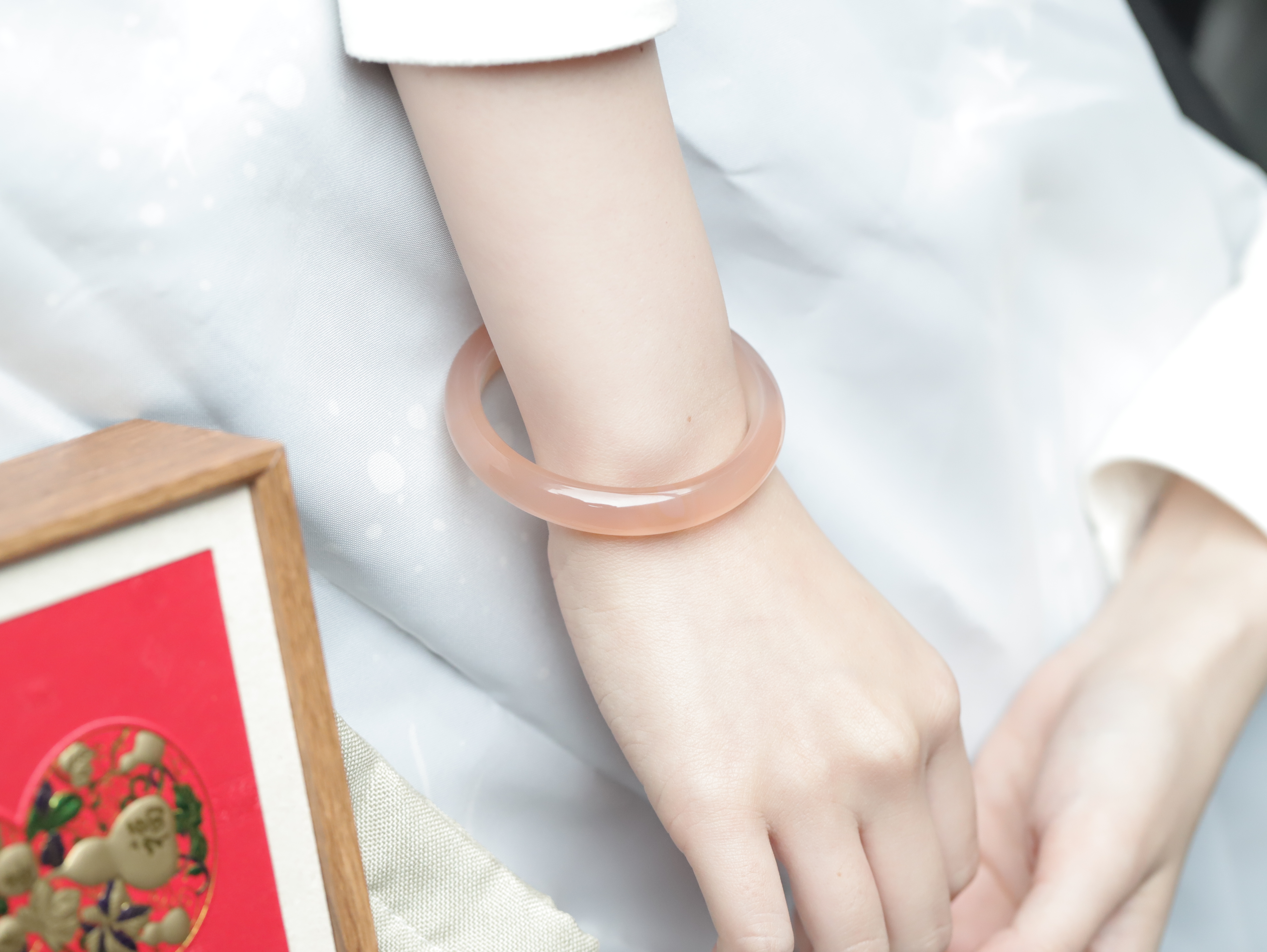龍隐 玉手镯女冰种高透藕粉色玉髓玛瑙镯子送妈妈老婆女友生日礼物 高冰美人镯 58-59【适合100-110斤】 实拍图
