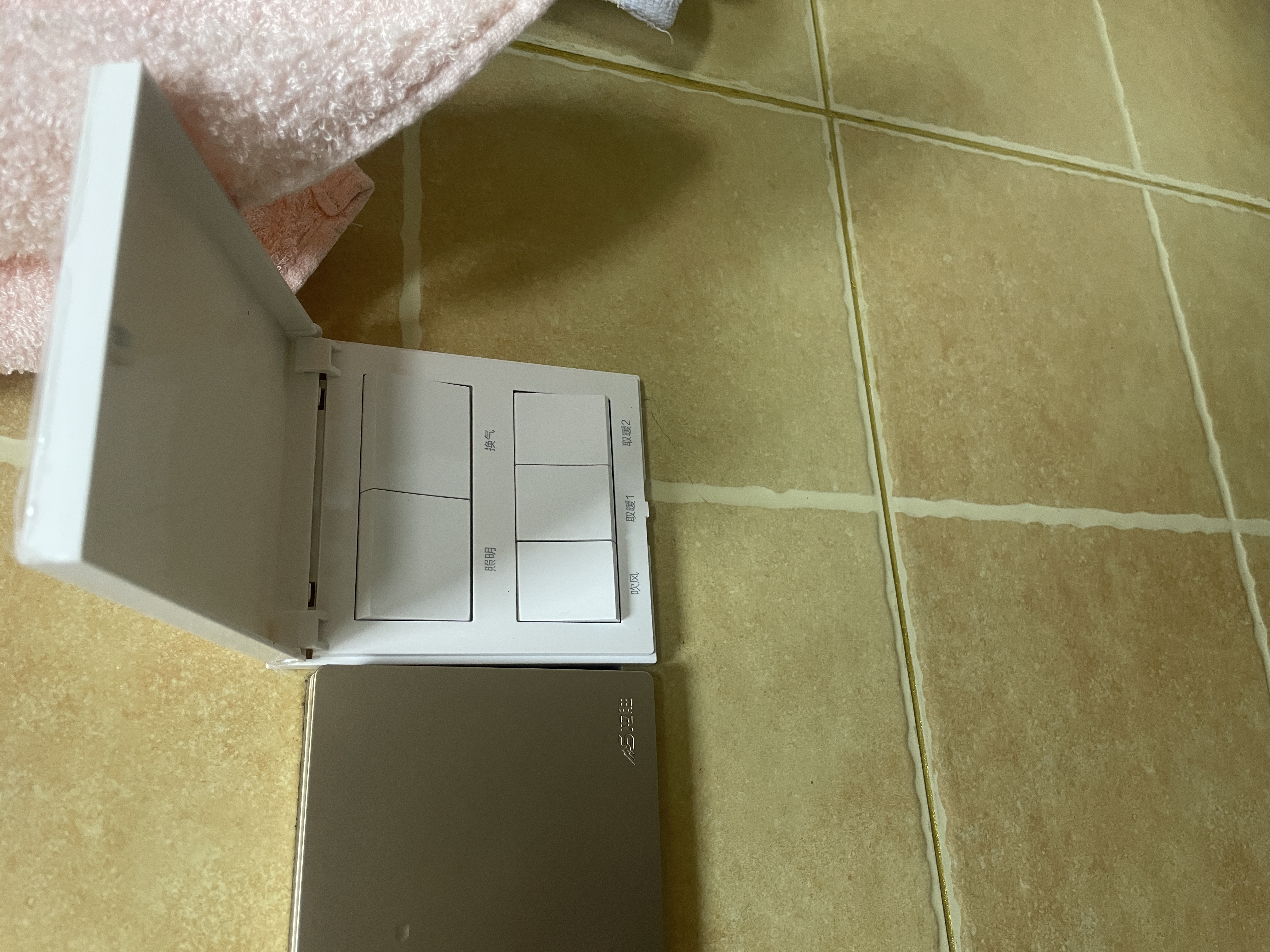 德力西（DELIXI） 86型浴霸开关 通用五开浴室防水面板 五合一风暖换气照明开关 五开翻盖白色【双电机】 实拍图