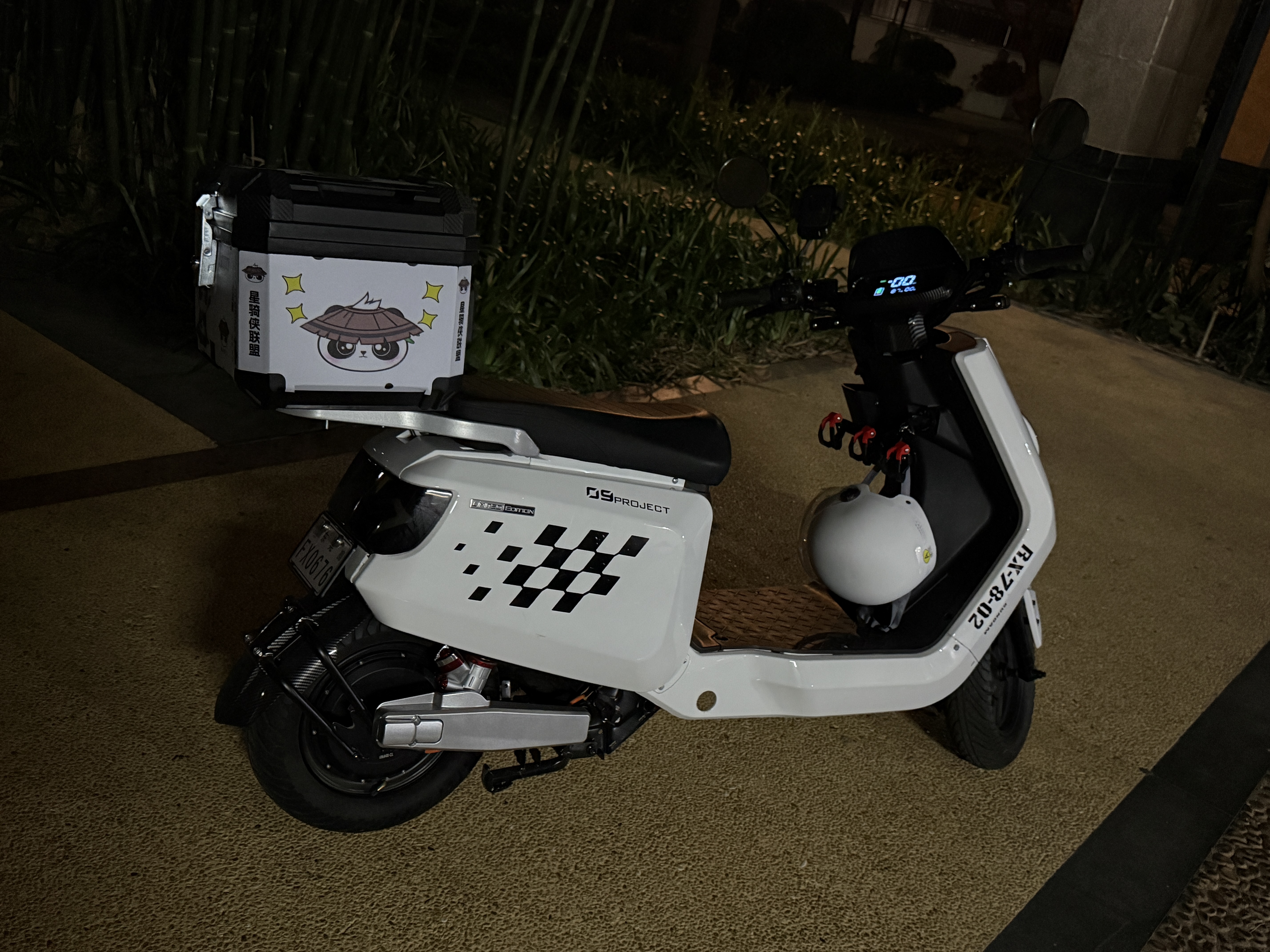电动车后备箱摩托车尾箱台铃雅迪爱玛九号通用超大容量防水外卖箱 无贴黑款-48升【顶配】丨加装靠背+内衬 实拍图