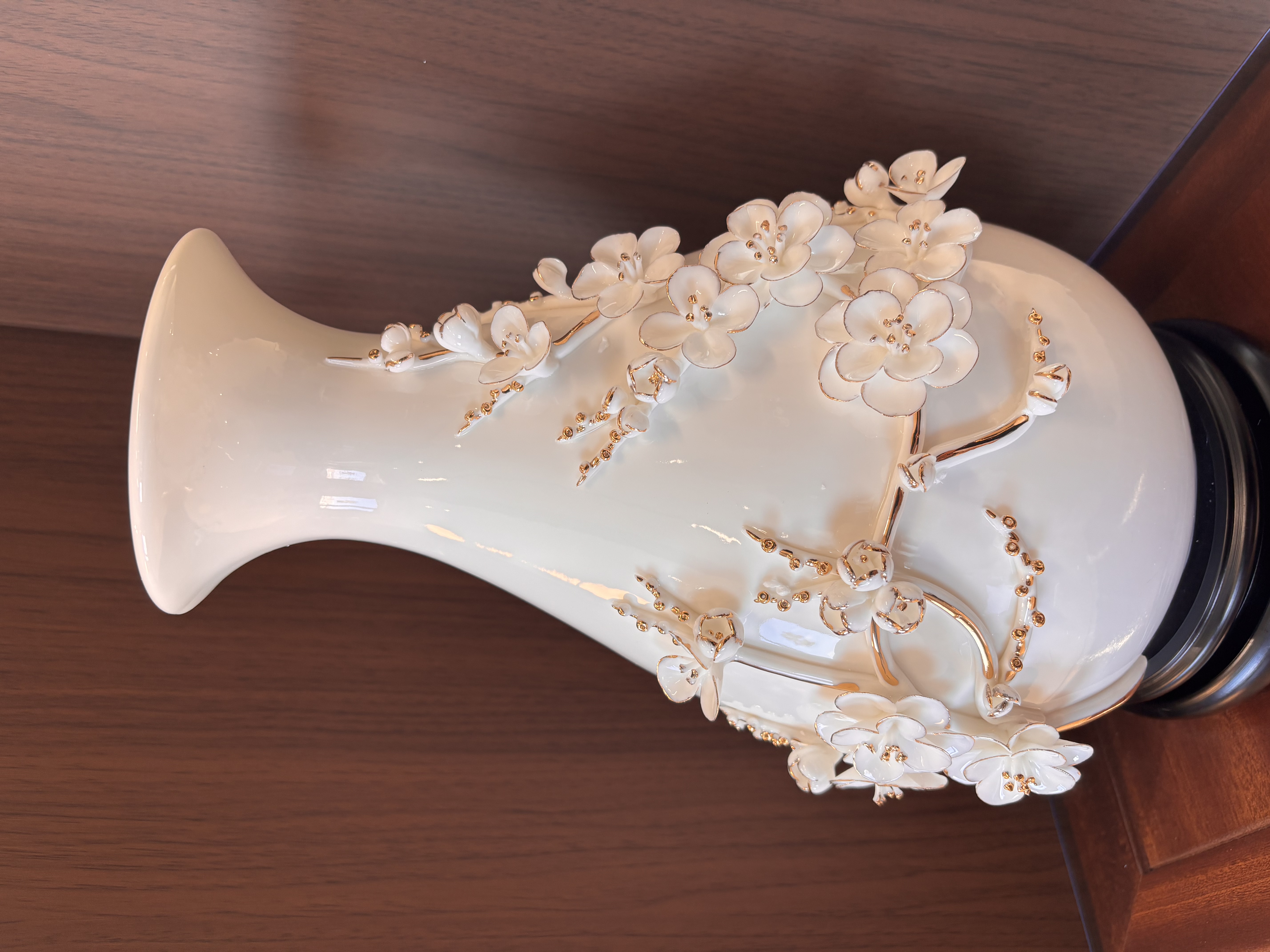 东方泥土高档描金陶瓷花瓶轻奢摆件 客厅餐桌插花家居新中式白色干花瓷器 梅花描金花瓶（大号）含底座 实拍图