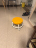 【京喜甄选】椅子万向轮美缝凳子带轮旋转擦地矮凳美甲修脚凳滑轮 儿童凳-橘色款 实拍图