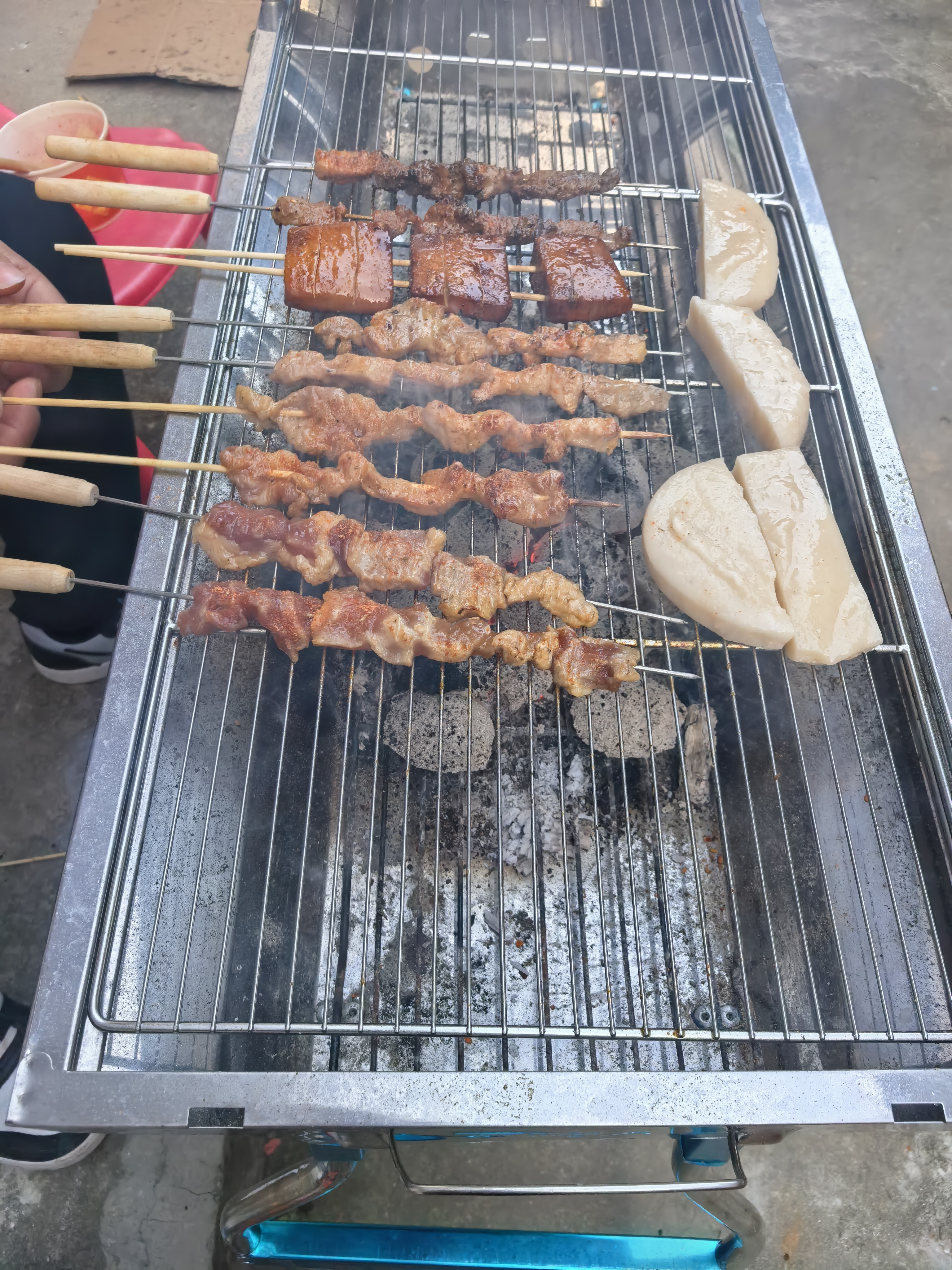 原始人烧烤炉户外不锈钢烧烤架 家用烤肉架便携碳烤炉 【304不锈钢烤网】套餐一：烤炉+12件套+3斤碳 实拍图