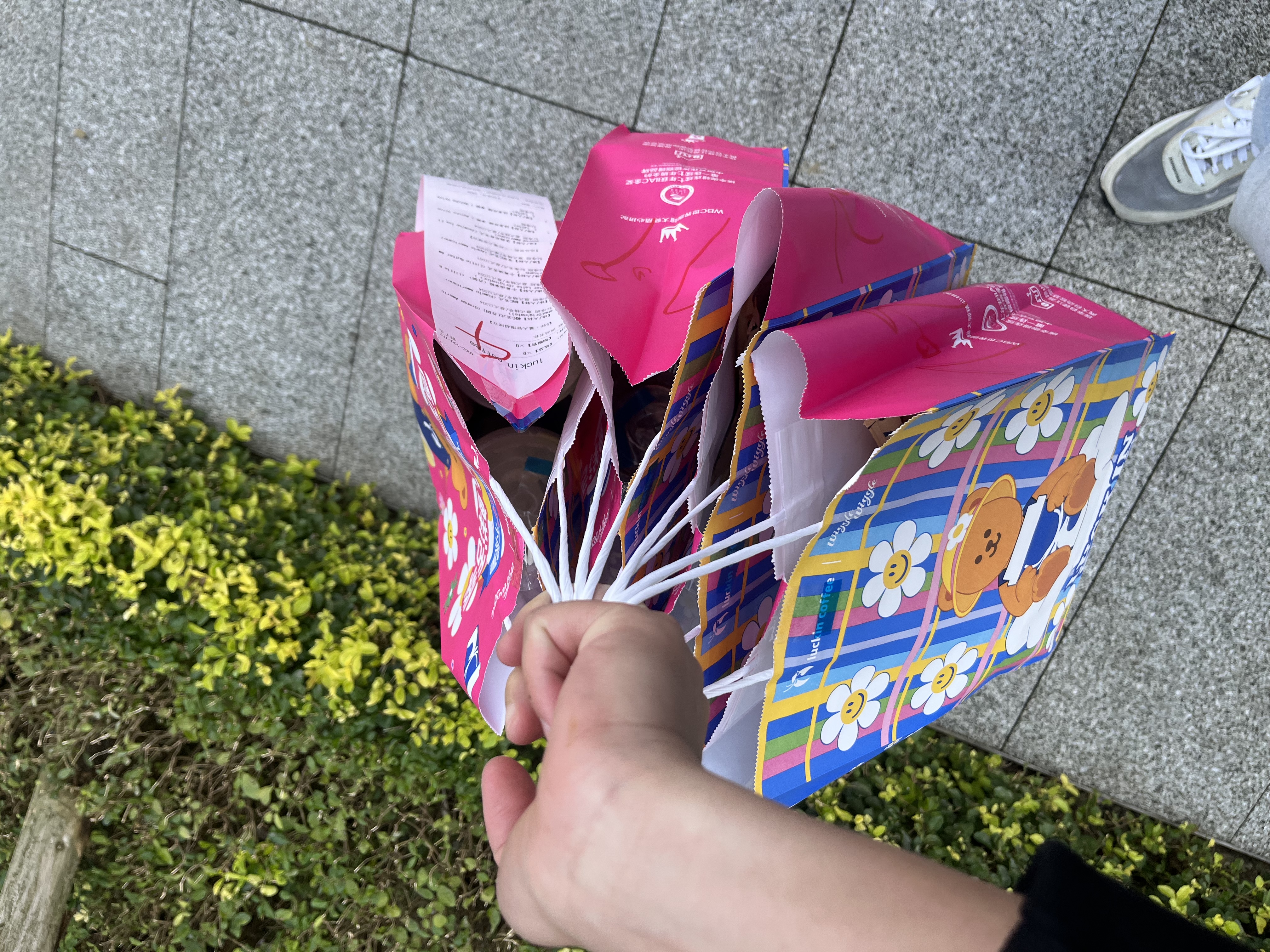 上海故事纯羊毛流苏时尚提花红围巾女舒适羊毛披肩送女友礼物生日礼盒款 实拍图