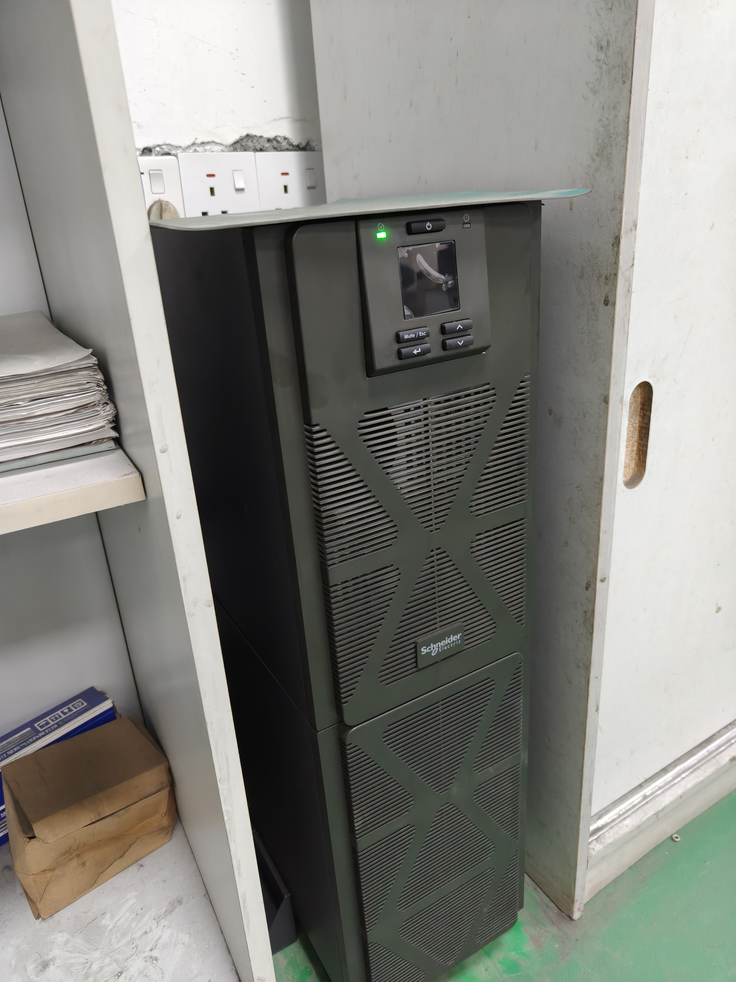 APC施耐德ups不间断电源SPM6K 6KVA/6KW企业机房仓储物流电脑服务器网络设备稳压应急备用ups电源电池 实拍图
