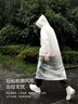 蕉趣（BANANA TRIP）一次性雨衣(全新料)加厚成人户外连帽四排扣连体雨披 杏色1个装 实拍图