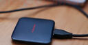 闪迪（SanDisk）移动硬盘固态PSSD ELE新元素 手机电脑外接硬盘迷你便携(原西数移动固态) 官方标配+硬盘包+硅胶保护套 2TB 【SDSSDE11-2T00-Z25】 实拍图