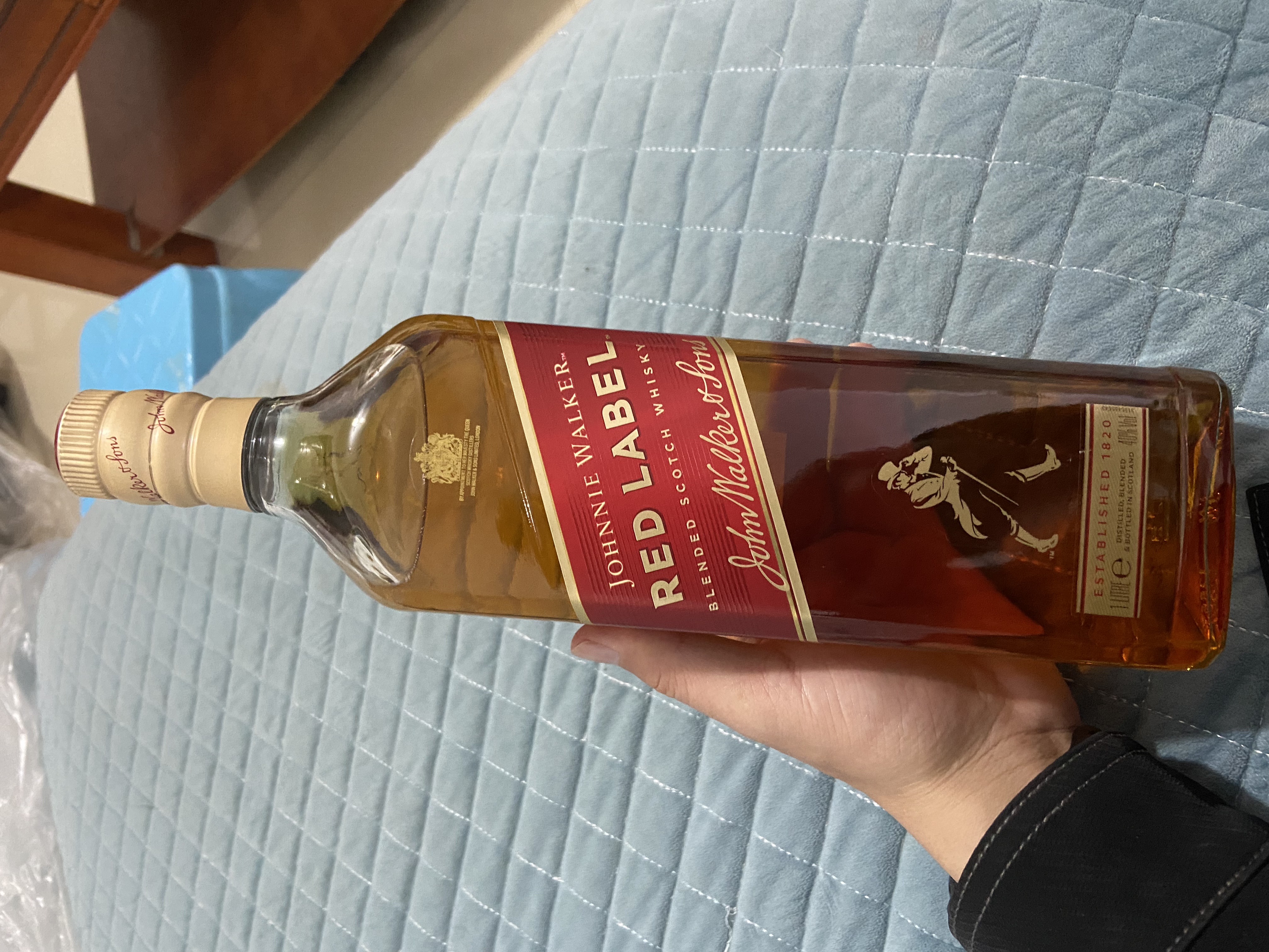 尊尼获加（JOHNNIE WALKER）黑牌黑方 苏格兰调和调配型威士忌酒 原瓶进口 洋酒 尊尼获加红牌 1000mL 2瓶 -裸瓶 实拍图