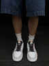 特步男鞋经典板鞋子男运动鞋男款春夏季皮面轻质休闲鞋旅游潮鞋滑板鞋 帆白/浅麻灰/黑 42 (265mm) 实拍图